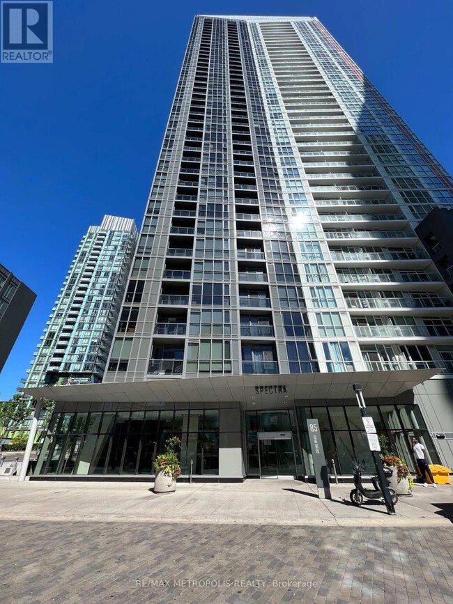 85-585 Queens Wharf Rd in Toronto, ON - Building Photo - Building Photo