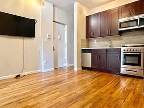 386 Manhattan Ave in New York, NY - Building Photo - Building Photo