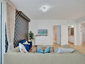 1250 S Miami Ave, Unit 1201 in Miami, FL - Building Photo - Building Photo