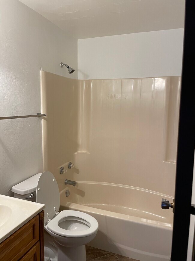 115 Pendleton St, Unit 4 in Bethany, WV - Building Photo - Building Photo