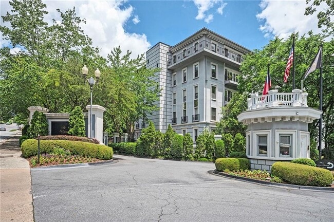 3203 Lenox Rd NE in Atlanta, GA - Building Photo - Building Photo