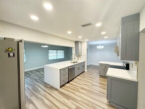 9602 NW 72nd St in Tamarac, FL - Building Photo - Building Photo