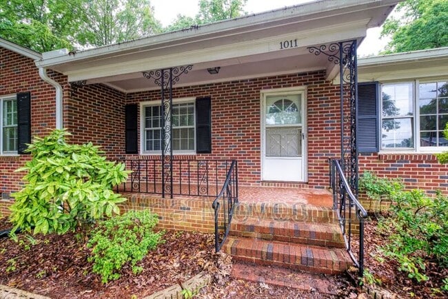 1011 Miller Rd in Greenville, SC - Foto de edificio - Building Photo