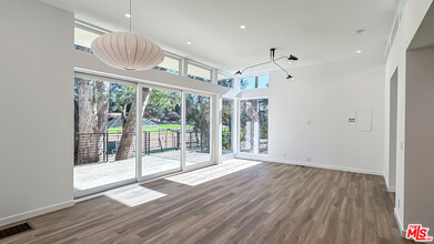 946 Lucile Ave in Los Angeles, CA - Building Photo - Building Photo