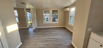 120 Chicago Blvd in San Antonio, TX - Building Photo