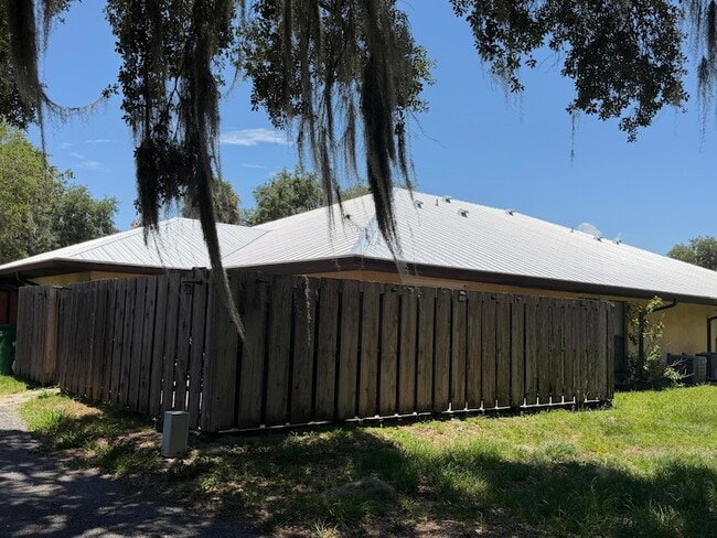property at 2201 SW 28th St
