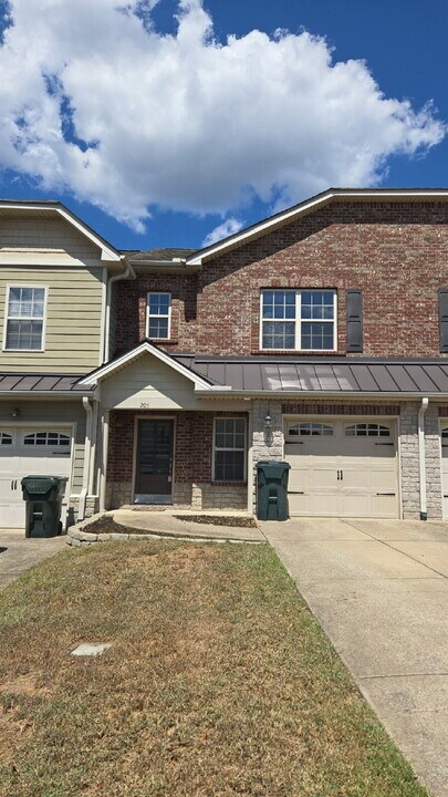 205 Birdie Ct in Dickson, TN - Building Photo