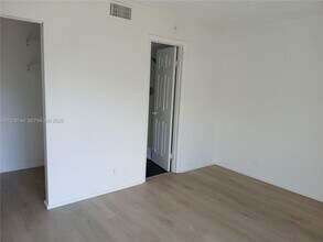 8740 N Sherman Cir in Miramar, FL - Foto de edificio - Building Photo