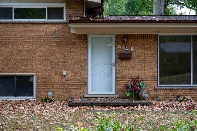 46254 Custer Ave in Utica, MI - Building Photo - Building Photo