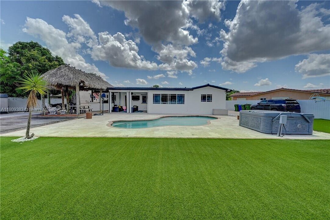 531 NW 76th Terrace in Pembroke Pines, FL - Building Photo