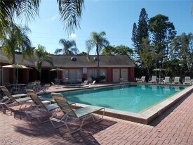 2855 Winkler Ave in Ft. Myers, FL - Building Photo