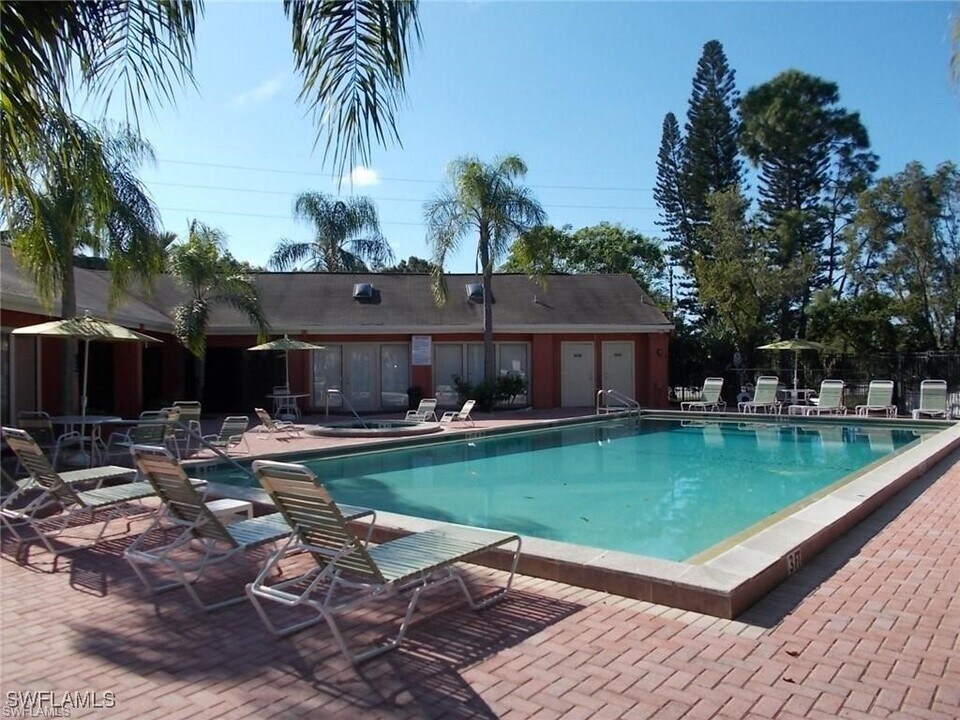 2855 Winkler Ave in Ft. Myers, FL - Building Photo