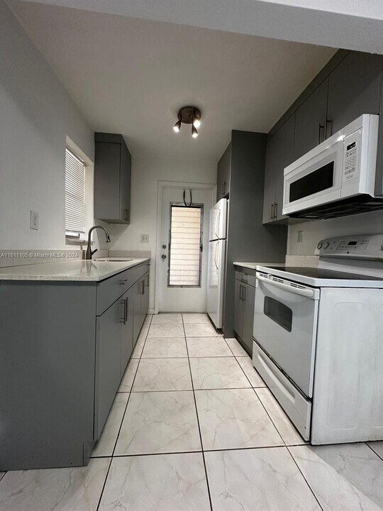 2005 Jefferson St, Unit 205 in Hollywood, FL - Foto de edificio