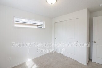 3288 NW 10th St in Redmond, OR - Building Photo - Building Photo