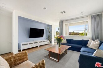 13151 Victory Blvd in Los Angeles, CA - Building Photo - Building Photo