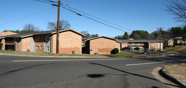 Leon Court Apartments in Durham, NC - Building Photo - Building Photo