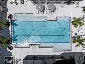 Aster & Links in Sarasota, FL - Foto de edificio - Building Photo