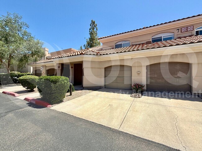 8653 E Royal Palm Rd in Scottsdale, AZ - Building Photo - Building Photo