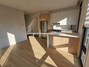 159 W 9th St, Unit 2 in Boston, MA - Foto de edificio - Building Photo