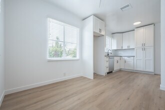 3201 S Barrington Ave, Unit F in Los Angeles, CA - Building Photo - Building Photo