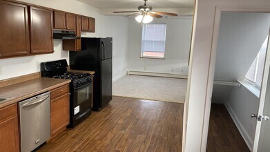 211 W State St, Unit #4 in Johnstown, NY - Building Photo - Building Photo