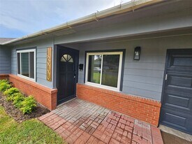 1300 Lawrence St in Rosenberg, TX - Building Photo