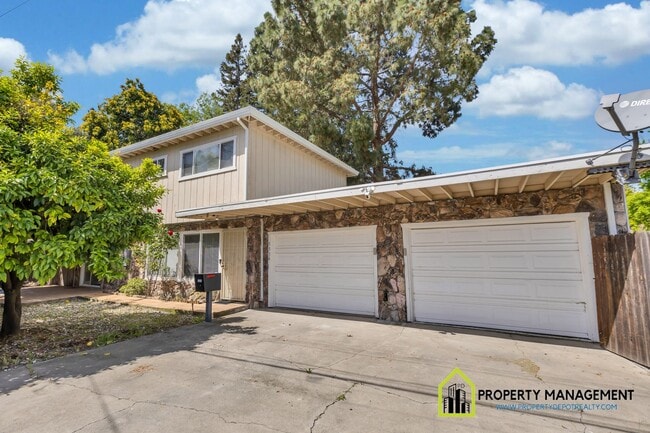 5334 Karbet Way in Sacramento, CA - Building Photo - Building Photo