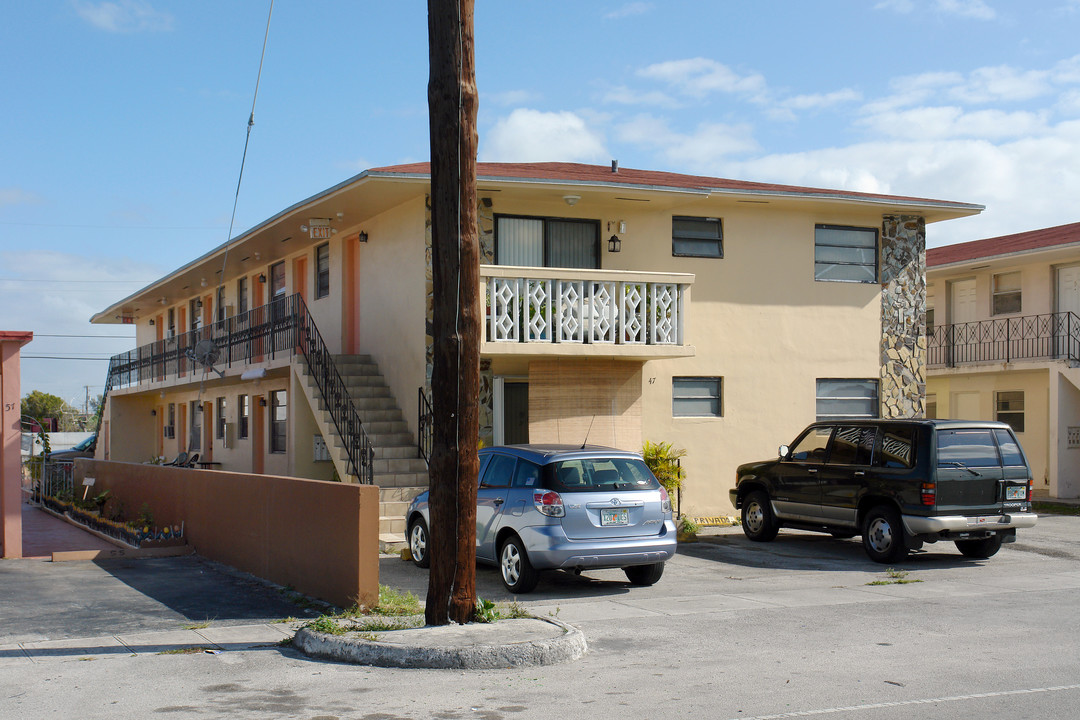 47 W 13th St in Hialeah, FL - Building Photo