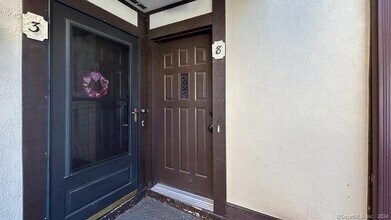 8 Derby Ct in Brookfield, CT - Building Photo - Building Photo