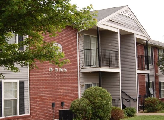 Victorian Courtyard in Carthage, MO - Building Photo