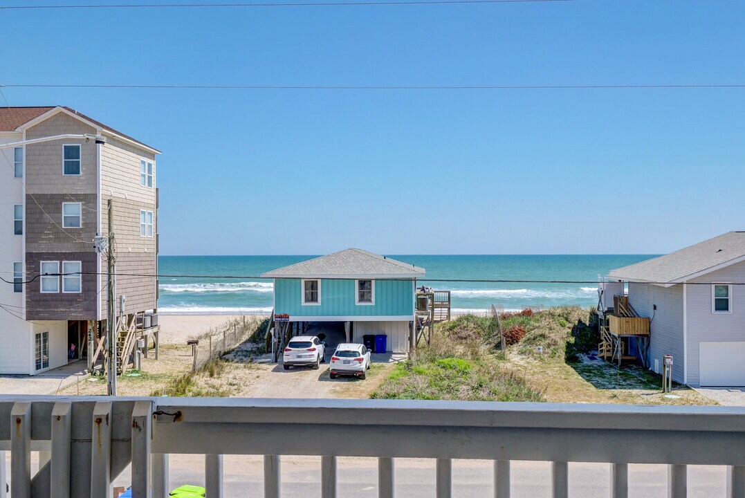 237 Seashore Dr., Unit #C in North Topsail Beach, NC - Foto de edificio