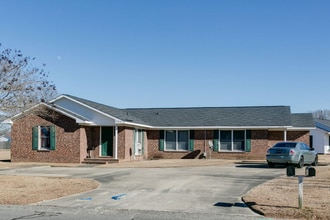 Devonwood Apartments in Fayetteville, NC - Building Photo - Building Photo