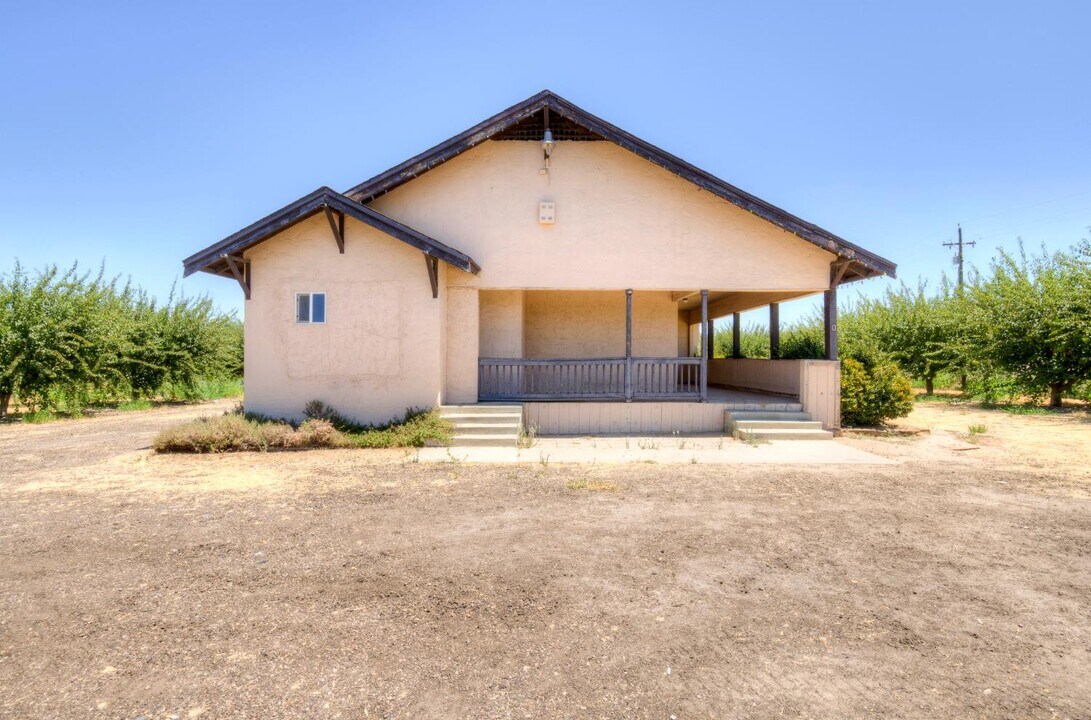2962 De Wolf Ave in Sanger, CA - Building Photo