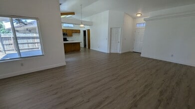 1327 Patsy St in Porterville, CA - Building Photo - Building Photo