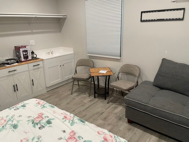 18821 Erwin St, Unit 3c in Reseda, CA - Building Photo - Building Photo