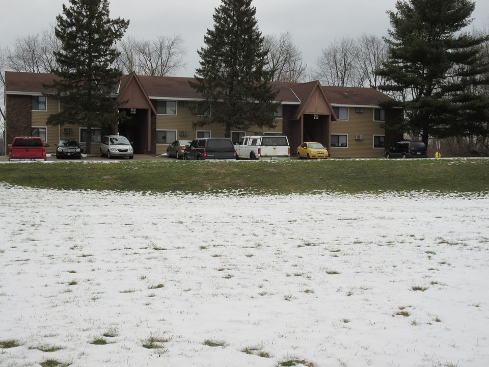 Rolling Pines Apartments in Richland, MI - Building Photo