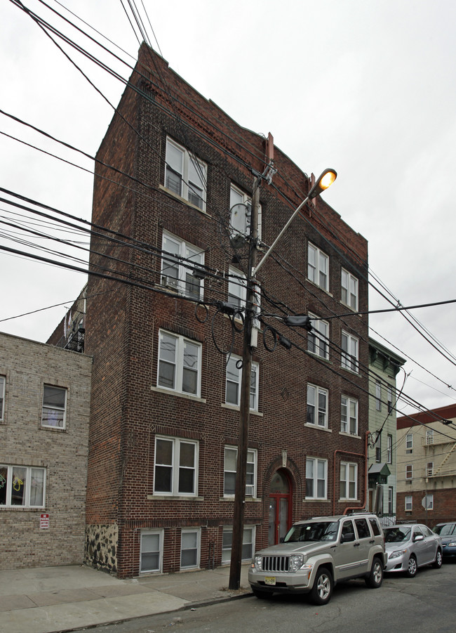 13 Hopkins Ave in Jersey City, NJ - Foto de edificio - Building Photo