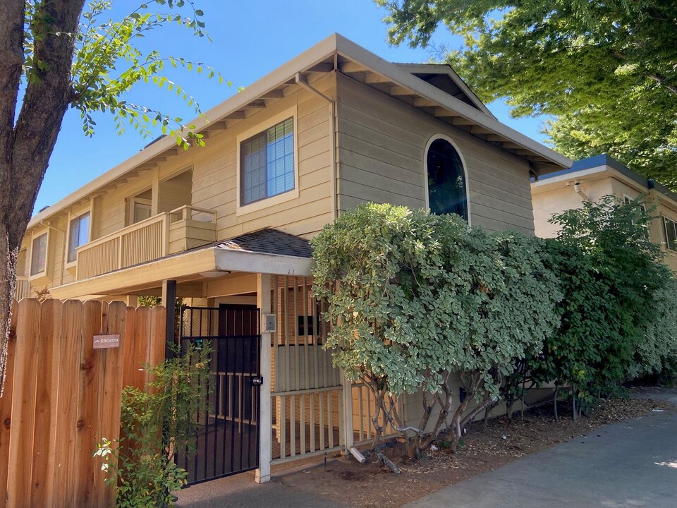 2418 P St in Sacramento, CA - Building Photo