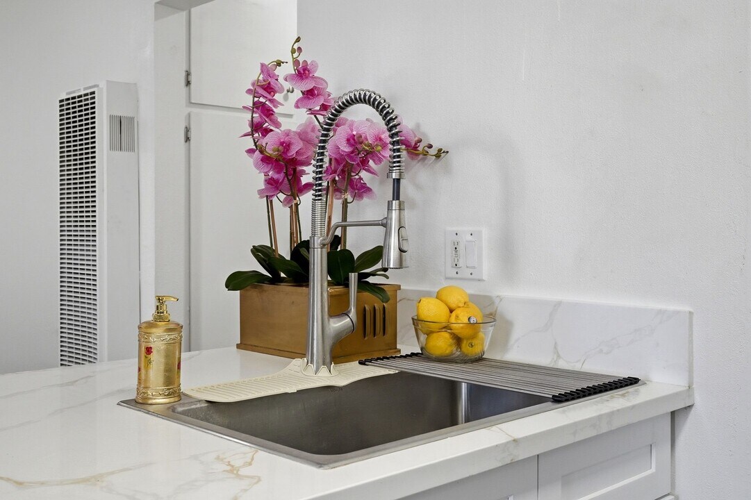 13050 Dronfield Ave, Unit 13050 Dronfield Avenue #5 in Sylmar, CA - Foto de edificio