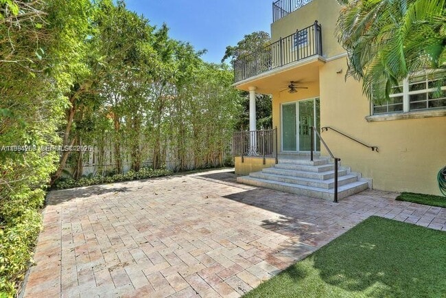 592 Fernwood Rd in Key Biscayne, FL - Building Photo - Building Photo