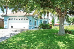 821 101st Ave N in Naples, FL - Building Photo