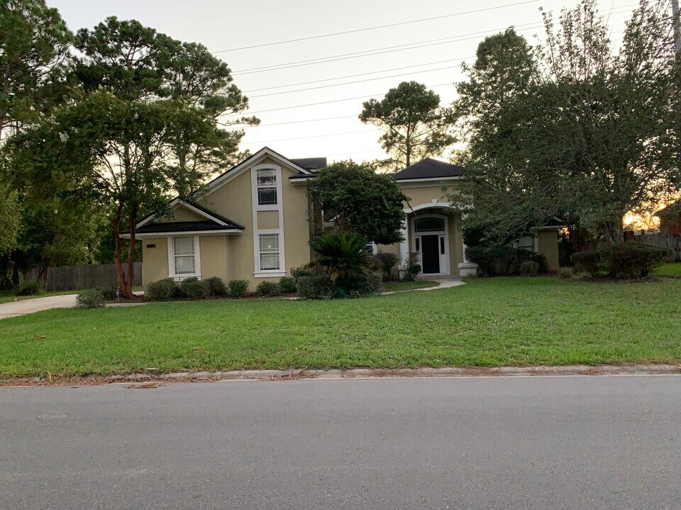 3204 Southern Hills Cir W in Jacksonville, FL - Building Photo