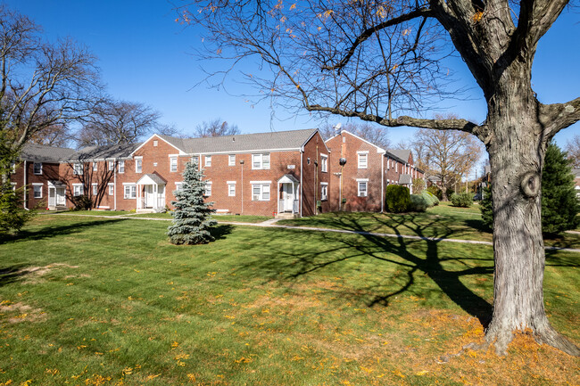 Warner Village Apartments in Hamilton, NJ - Foto de edificio - Building Photo