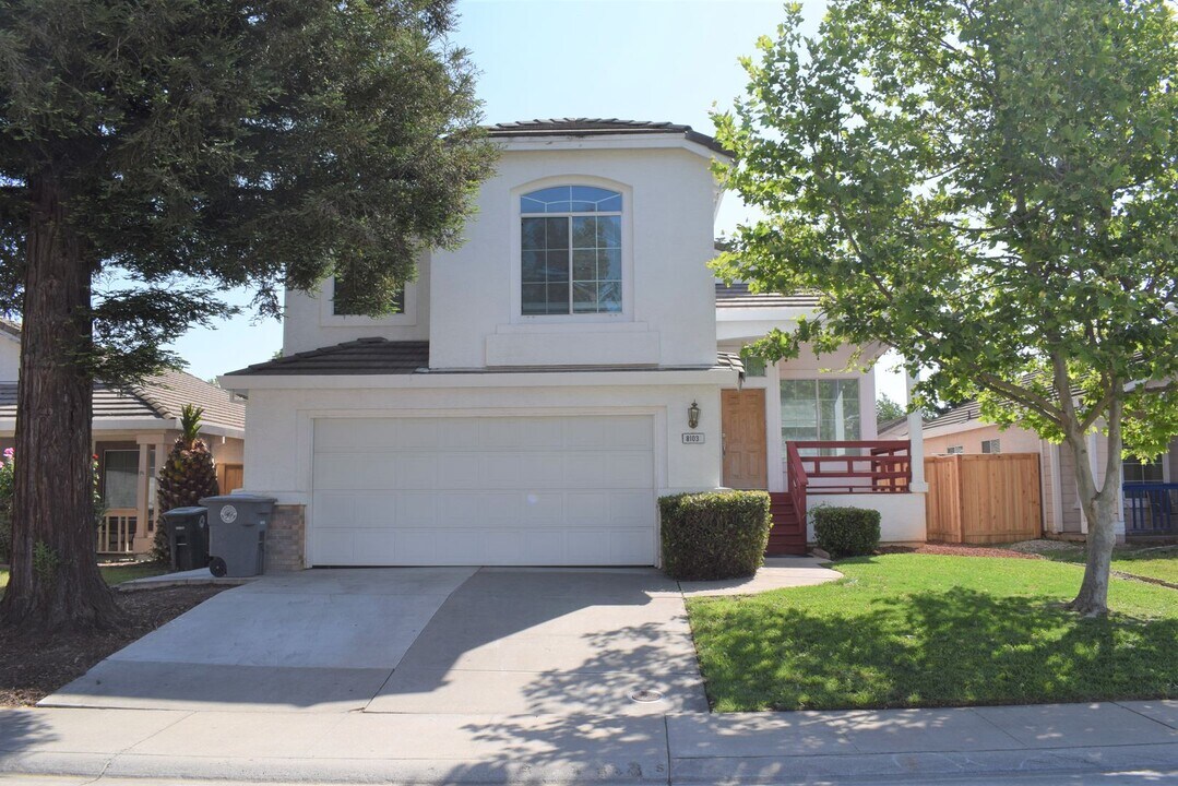 8103 Primoak Way in Elk Grove, CA - Building Photo