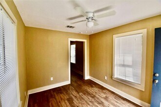 321 E 35th St in Houston, TX - Building Photo - Building Photo