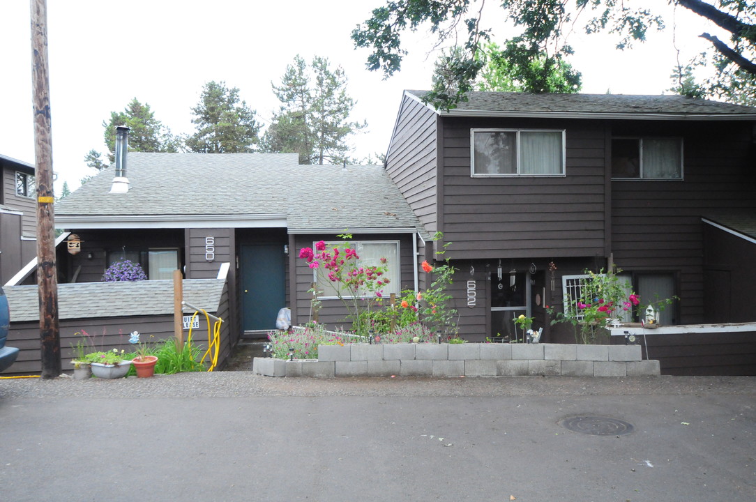 650 W Locust St in Stayton, OR - Building Photo