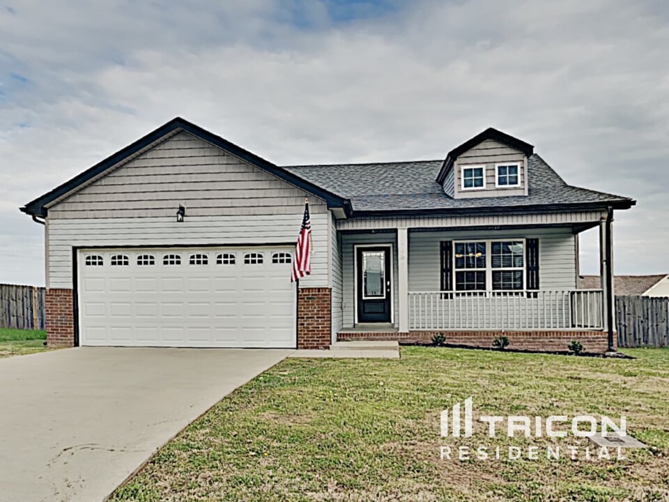 1037 Dwight Eisenhower Way in Clarksville, TN - Building Photo