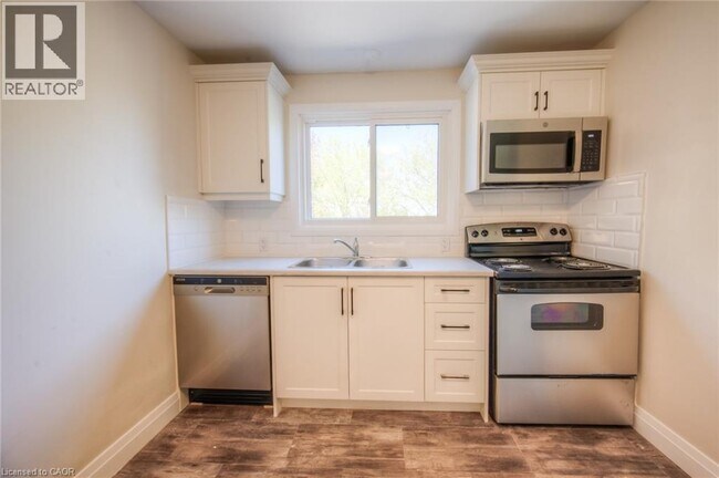 158 Erb St E in Waterloo, ON - Building Photo - Building Photo