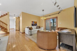 16 Carthay Cir in Newton, MA - Building Photo - Building Photo