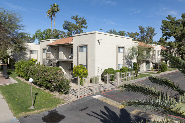 Desert Springs Apartments in Phoenix, AZ - Building Photo - Building Photo